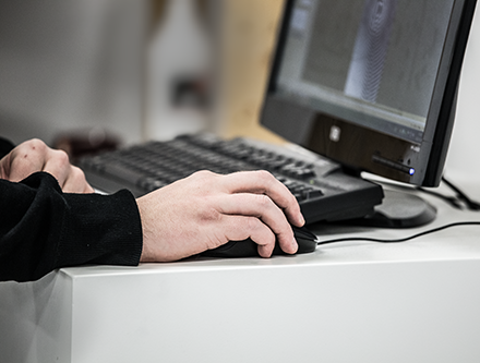 Workman Event projektledare vid dator